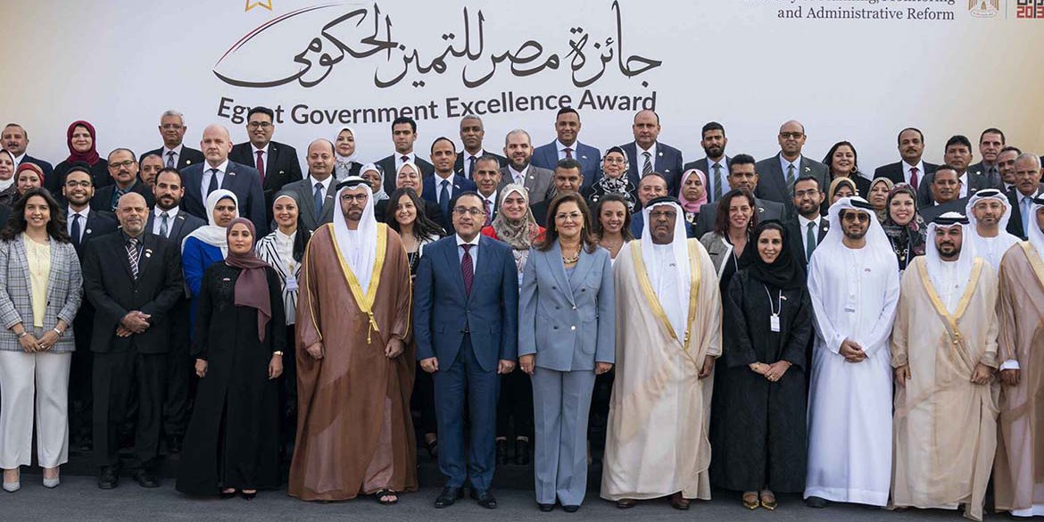 04-رئيس-الوزراء-في-صورة-جماعية-مع-الفائزين-بجائزة-مصر-للتميز-الحكومي-والوفد-الإماراتي1-scaled