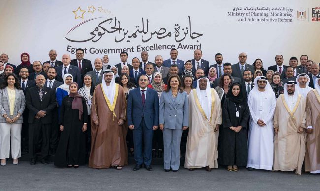 04-رئيس-الوزراء-في-صورة-جماعية-مع-الفائزين-بجائزة-مصر-للتميز-الحكومي-والوفد-الإماراتي1-scaled